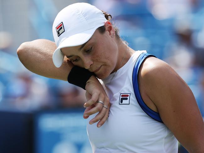 MASON, OHIO - AUGUST 22: Ashleigh Barty of Australia wipes the sweat from her face against Jil Teichmann of Switzerland during the women's singles finals of the Western & Southern Open at Lindner Family Tennis Center on August 22, 2021 in Mason, Ohio.   Dylan Buell/Getty Images/AFP == FOR NEWSPAPERS, INTERNET, TELCOS & TELEVISION USE ONLY ==