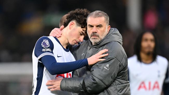 LIVERPOOL, ENGLAND - JANUARY 19: Archie Gray of Tottenham Hotspur and Ange Postecoglou, Manager of Tottenham Hotspur, show dejection after defeat in the Premier League match between Everton FC and Tottenham Hotspur FC at Goodison Park on January 19, 2025 in Liverpool, England. (Photo by Michael Regan/Getty Images)