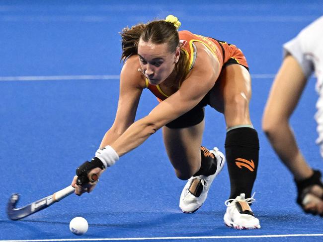 Australiaâs Lucy Sharman (L) passes the ball during the women's field hockey match between Australia and Spain in the FIH Hockey Pro League in Sydney on February 5, 2025. (Photo by Saeed KHAN / AFP) / -- IMAGE RESTRICTED TO EDITORIAL USE - STRICTLY NO COMMERCIAL USE --