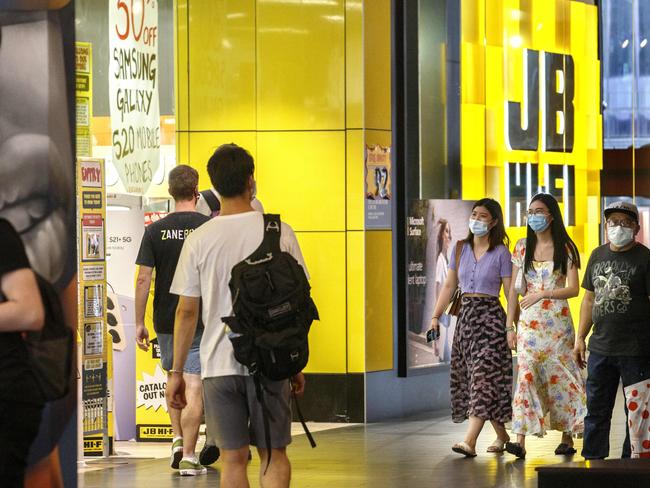 MELBOURNE, AUSTRALIA - NewsWire Photos MARCH 7 2021: Crowds of people shopping in MelbourneÃ•s CBD on Sunday afternoon as record trade surplus and retail sales surges add to Australia's post COVID recovery.Picture: NCA NewsWire / David Geraghty