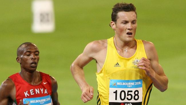 Craig Mottram and Augustine Choge battle it out for gold at the Commonwealth Games.