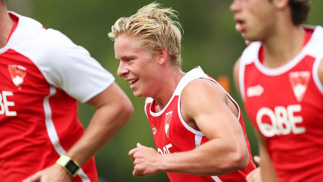 Isaac Heeney hits the track during the Sydney Swans’ first pre-season training session. Picture: Brett Costello