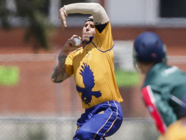 Jayde Herrick bowling for Somerville last season. He’s joined Langwarrin for 2020-21.