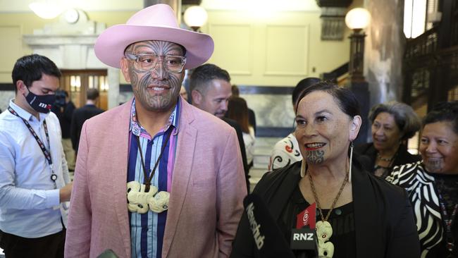 Maori Party co-leaders Rawiri Waititi (L) and Debbie Ngarewa-Packer speak to reporters. Picture: Getty Images.
