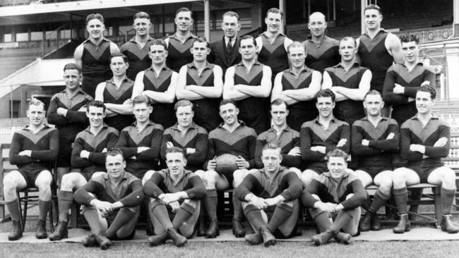 The 1939 premiership team featuring Alan La Fontaine (with football), coach Checker Highes (suit, back row) and Ron Barassi Sr (front row, first on left). 