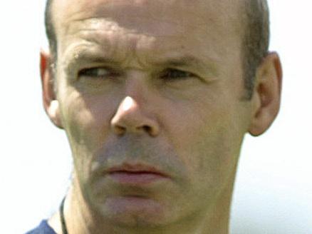 01/09/2004 PIRATE: NOVEMBER 4, 2003 : England 's head coach Clive Woodward watching a training session in Brisbane during Rugby World Cup (RWC) 04/11/03. Union P/