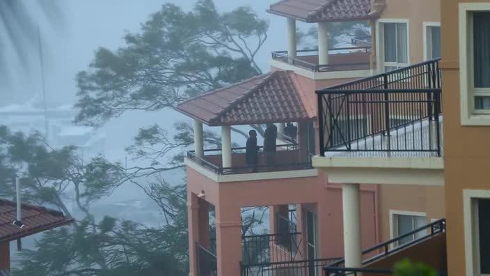 Cyclone Debbie bears down on Airlie Beach. Video: Liam Kidston