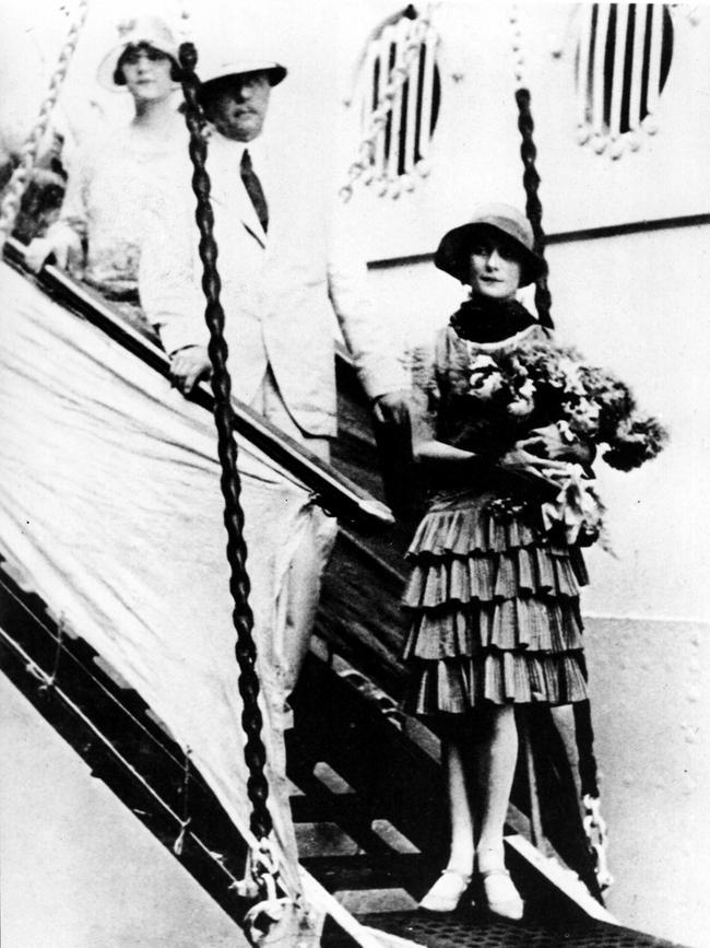 1926: Anna Pavlova, ballet dancer arrives in Sydney for tour in 1926.