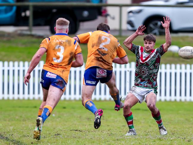 Mitchell Kelly attempts to kick around Seagulls defender Rylan Barnes. Picture: Adam Wrightson Photography