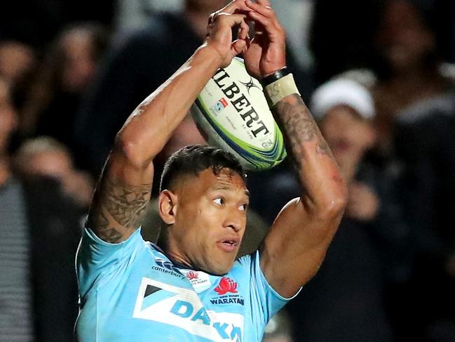 Israel Folau of the Waratahs misses a catch during the Round 12 Super Rugby match between the NSW Waratahs and the Blues at Brookvale Oval in Sydney on Saturday, May 5, 2018. (AAP Image/Jeremy Ng) NO ARCHIVING, EDITORIAL USE ONLY