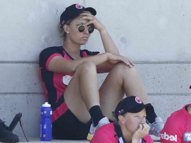 SYDNEY, AUSTRALIA - NOVEMBER 15: Ashleigh Gardner (rear in sunglasses) of the Sixers looks on after being ruled out of the match due to concussion during the Women's Big Bash League WBBL match between the Adelaide Strikers and the Sydney Sixers at Drummoyne Oval, on November 15, 2020, in Sydney, Australia. (Photo by Ryan Pierse/Getty Images)