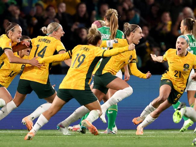 TOPSHOT - Australia's defender #07 Stephanie Catley (2nd R) celebrates after scoring a penalty during the Australia and New Zealand 2023 Women's World Cup Group B football match between Australia and Ireland at Stadium Australia, also known as Olympic Stadium, in Sydney on July 20, 2023. (Photo by DAVID GRAY / AFP)