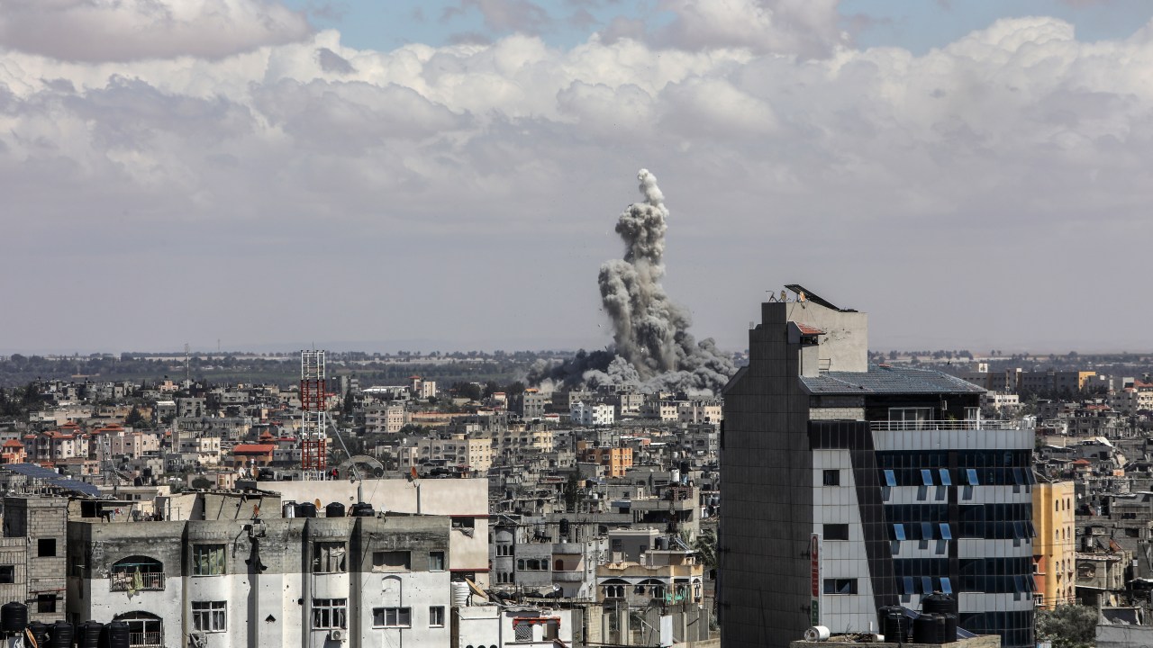 이스라엘은 하마스가 합의한 휴전 협정을 거부한 후 퇴각 요구가 증가함에도 불구하고 라파에 대한 공습을 시작합니다.