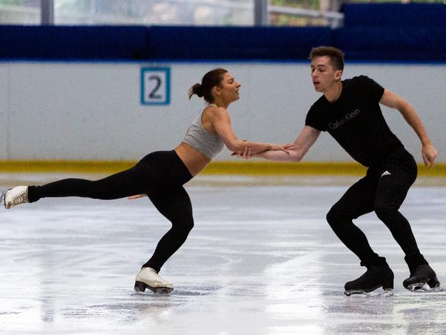 Chantelle Kerry and Andrew Dodds train at Macquarie Ice Rink on Friday. (AAP IMAGE/Jordan Shields)