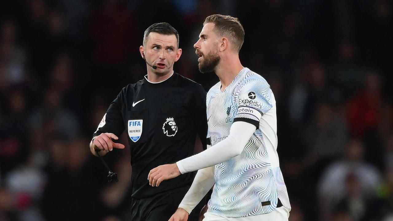 Jordan Henderson del frustrato Liverpool parla con l'arbitro Michael Oliver.