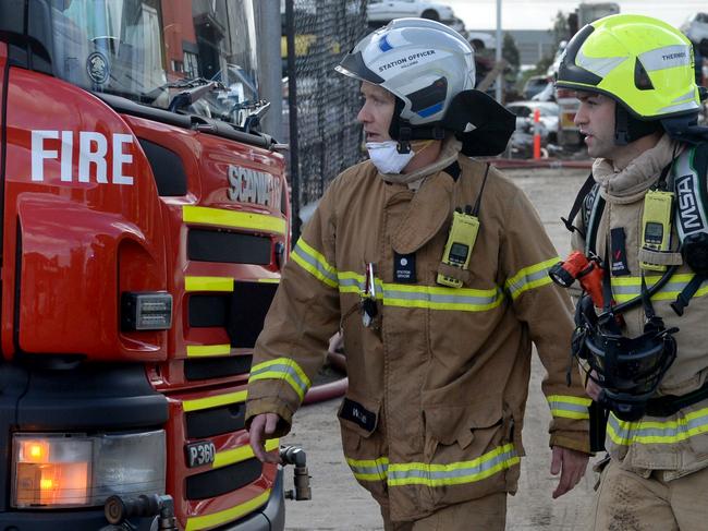 MELBOURNE, AUSTRALIA - NewsWire Photos JULY 28: Fire crews at the scene of a large fire in an industrial estate at Thomastown in Melbourne's north. Picture: NCA NewsWire / Andrew Henshaw