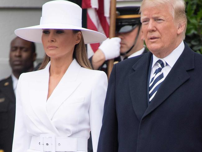 US President Donald Trump and First Lady Melania Trump wait for French President Emmanuel Macron and Brigitte Macron at a state welcome at the White House in Washington, DC, on April 24, 2018.  and  / AFP PHOTO / JIM WATSON