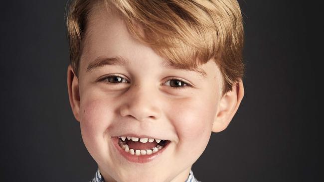 An image taken in June 2017, and released by Kensington Palace on July 21, 2017, shows Britain's Prince George posing for an official portrait for his fourth birthday, in Kensington Place in London. Prince George, the eldest child of Britain's Prince William, Duke of Cambridge and Britain's Catherine, Duchess of Cambridge, will be four on July 22. / AFP PHOTO / KENSINGTON PALACE / Chris Jackson / RESTRICTED TO EDITORIAL USE - MANDATORY CREDIT "AFP PHOTO / CHRIS JACKSON/Getty Images" - NO MARKETING NO ADVERTISING CAMPAIGNS - DISTRIBUTED AS A SERVICE TO CLIENTS == NO ARCHIVE