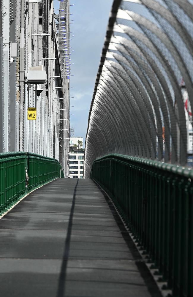 The Story Bridge is closed on both sides to pedestrians. Pic: Lyndon Mechielsen/Courier Mail