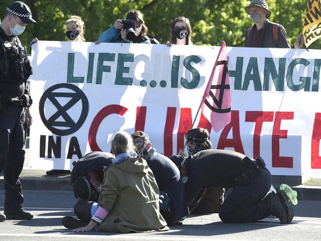 MELBOURNE, AUSTRALIA - NewsWire Photos OCTOBER 27, 2021: Extinction Rebellion protestors block Princes Bridge during Melbourne's morning peak. Picture: NCA NewsWire / Andrew Henshaw