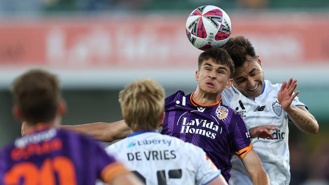 PERTH, AUSTRALIA - JANUARY 11: Jaylan Pearman of the Glory and Luis Leiva of Auckland contest a header during the round 13 A-League Men match between Perth Glory and Auckland FC at HBF Park, on January 11, 2025, in Perth, Australia. (Photo by Paul Kane/Getty Images)