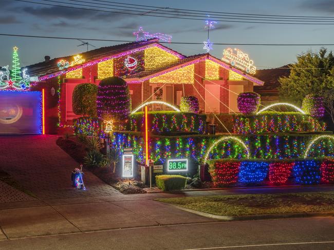 Beaudesert neighbour sparks Christmas decoration debate