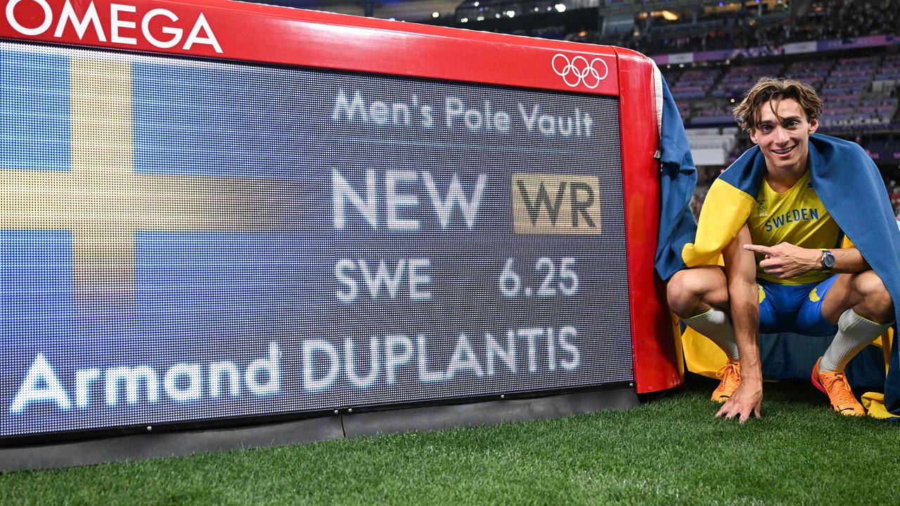 Winner Sweden's Armand Duplantis celebrates setting the new world record. Picture: Kirill Kudryavtsev/ AFP