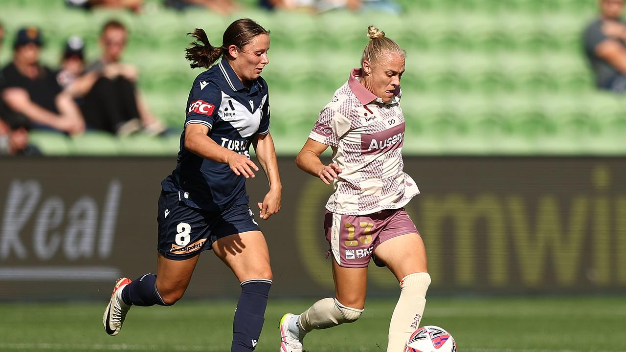 Matilda Tameka Yallop challenged by Victory’s Alana Murphy. Picture: Graham Denholm/Getty Images