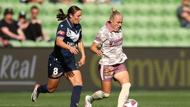 Matilda Tameka Yallop challenged by Victory’s Alana Murphy. Picture: Graham Denholm/Getty Images