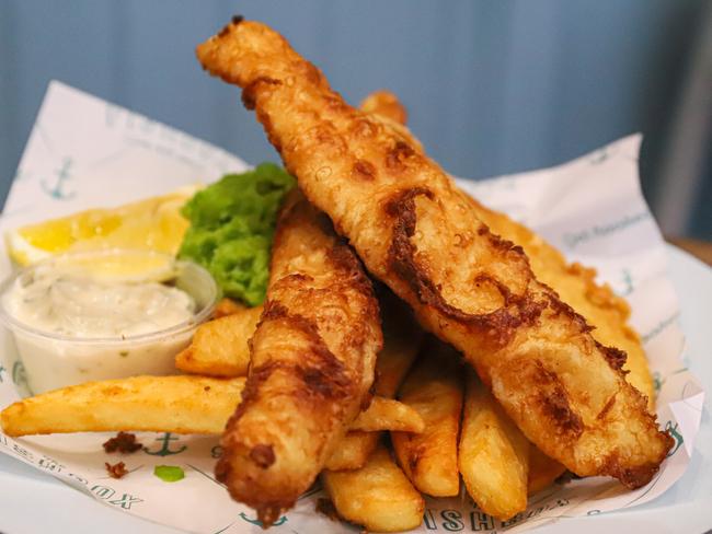 EAT STREET + Kyle Bay / Carss Park - The Fish Box & Co - British Box - Battered NZ Hake, potato scallop, chips and mushy peas, photo - Jenifer Jagielski