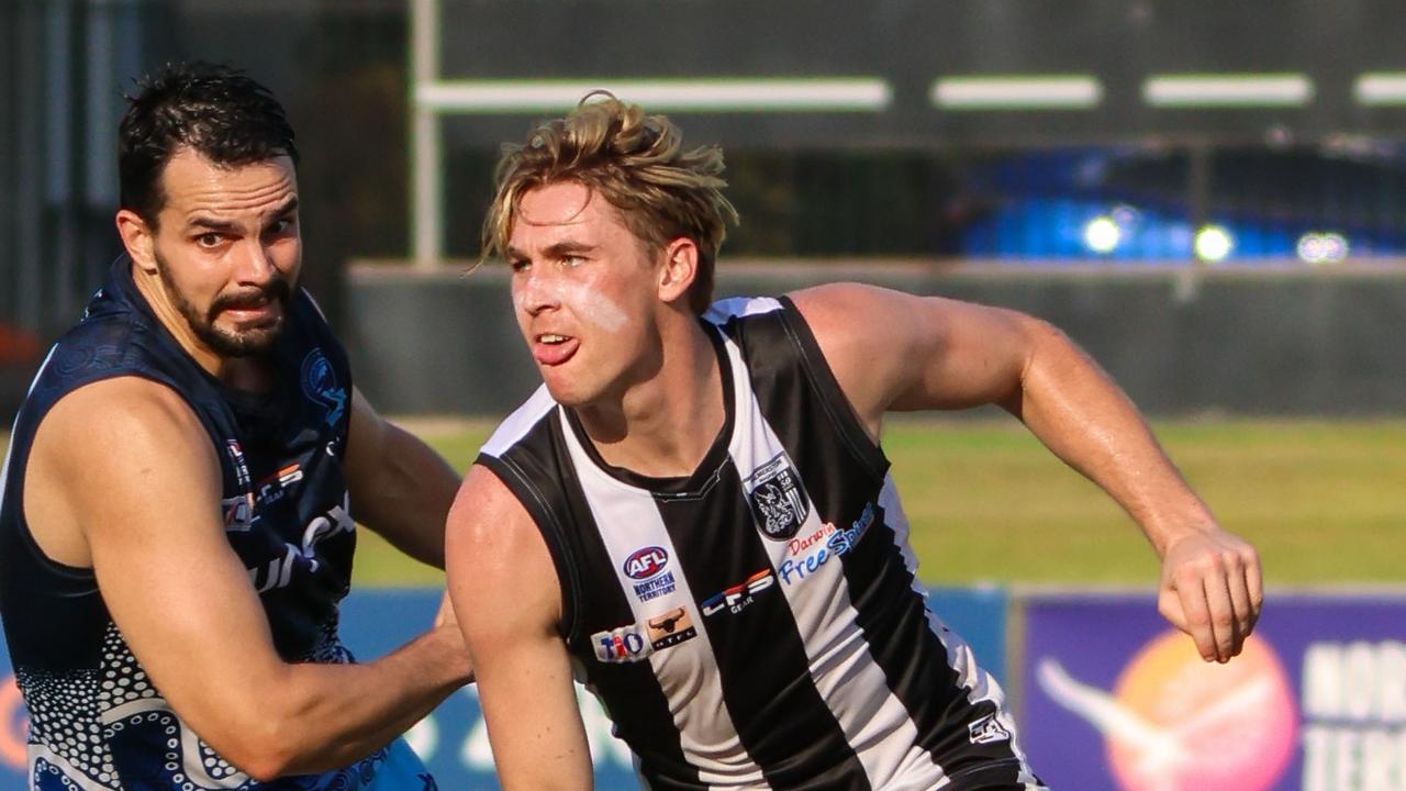 Baxter Mensch of Palmerston Magpies against Darwin Buffaloes in the 2022-23 NTFL season. Picture: Celina Whan / AFLNT Media