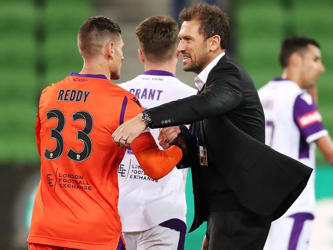 MELBOURNE, AUSTRALIA - OCTOBER 28:  Glory head coach Tony Popovic hugs Glory goalkeeper Liam Reddy after their win during the round two A-League match between the Melbourne Victory and the Perth Glory at AAMI Park on October 28, 2018 in Melbourne, Australia.  (Photo by Michael Dodge/Getty Images)