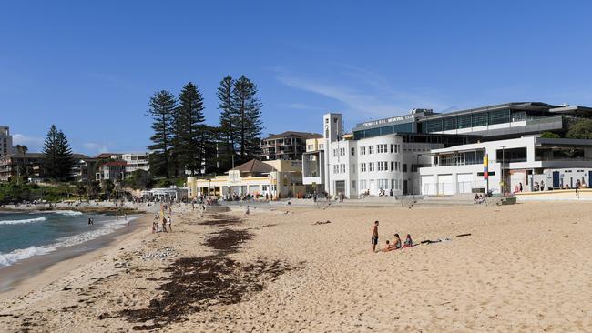 A relatively empty Cronulla Beach as public health orders shut down the suburbs. (AAP Image/Simon Bullard)