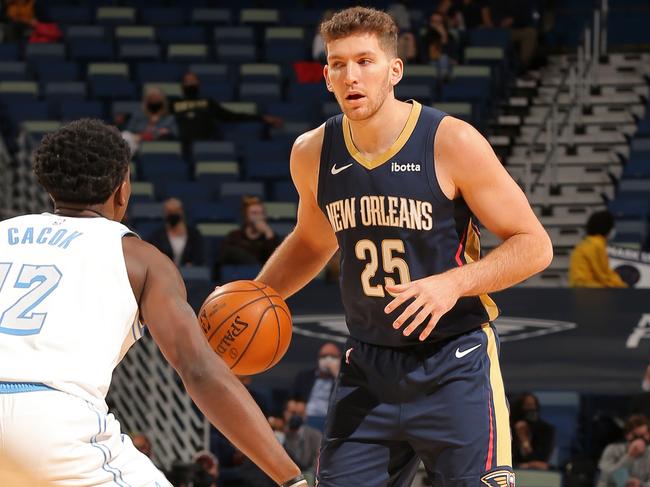 NEW ORLEANS, LA - MARCH 23: Will Magnay #25 of the New Orleans Pelicans dribbles the ball against the Los Angeles Lakers on March 23, 2021 at the Smoothie King Center in New Orleans, Louisiana. NOTE TO USER: User expressly acknowledges and agrees that, by downloading and or using this Photograph, user is consenting to the terms and conditions of the Getty Images License Agreement. Mandatory Copyright Notice: Copyright 2021 NBAE (Photo by Jonathan Bachman/NBAE via Getty Images)