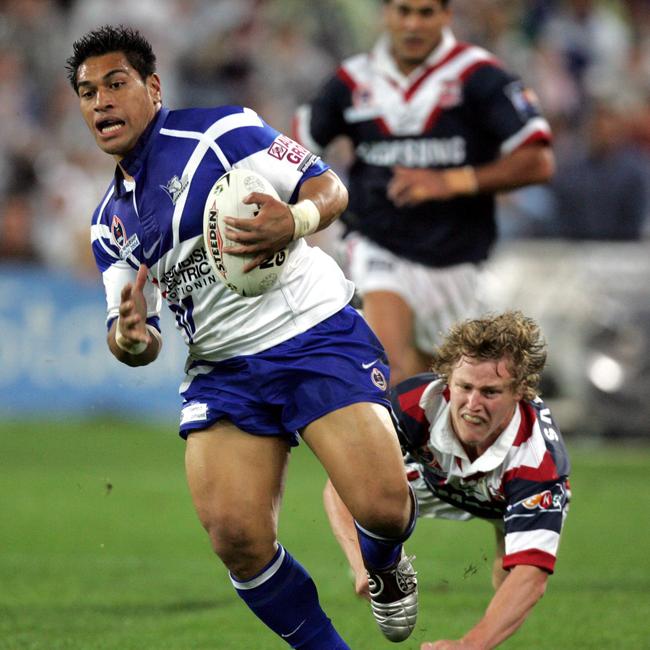 Brett Finch is left in Matt Utai’s wake during the 2004 NRL grand final. Picture: Gregg Porteous