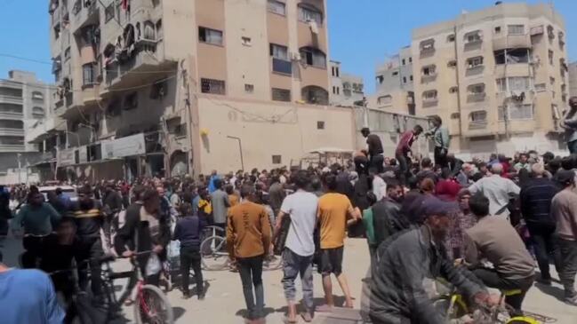 Bakery reopening in Gaza prompts long line for bread