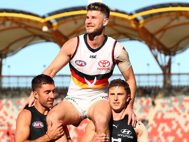 Gibbs is chaired off by former Carlton teammates Kade Simpson and Marc Murphy after playing in his final match. Picture: Getty