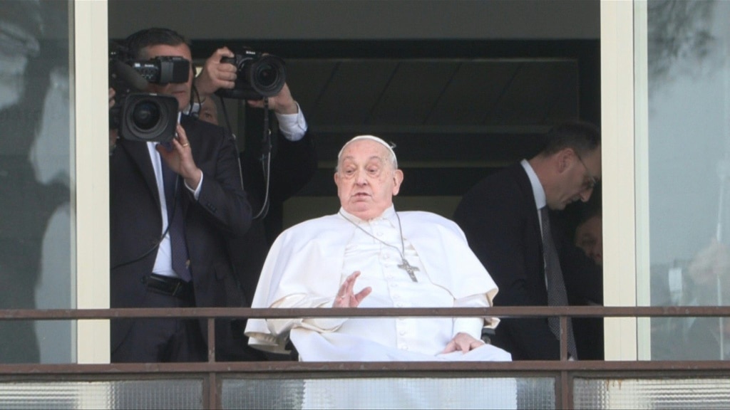 Pope returns to Vatican after five weeks in hospital