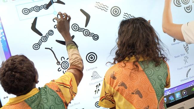 Jeff Lowe and Pat Caruso have introduced interactive Indigenous art to a school in the Top End. Picture: Colyn DeGraaff