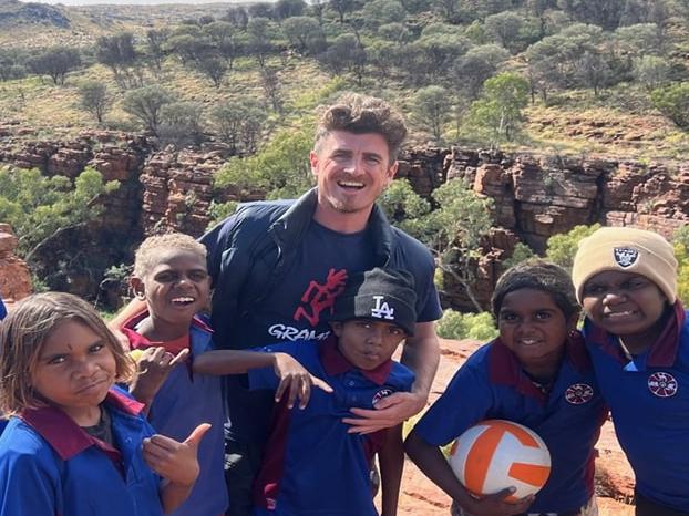 Atyunpe program lead teacher Frazer McKinlay with Sadadeen Primary School students at Trephina Gorge in 2024.