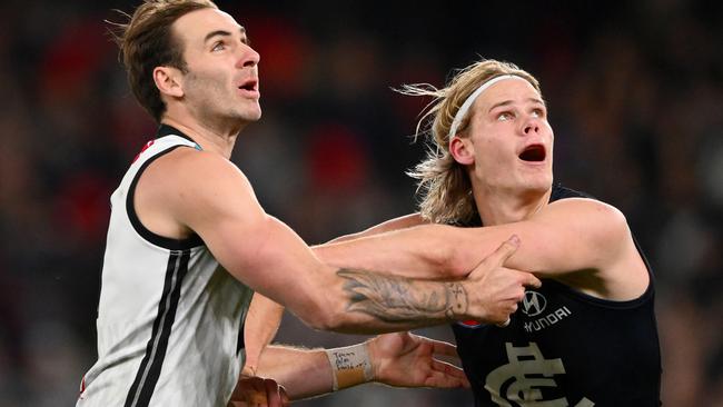 Tom De Koning competes against Jeremy Finlayson. Picture: Morgan Hancock/AFL Photos via Getty Images