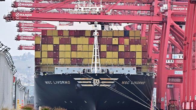 The US trade gap hit a new record in January, government data showed, as imports surged