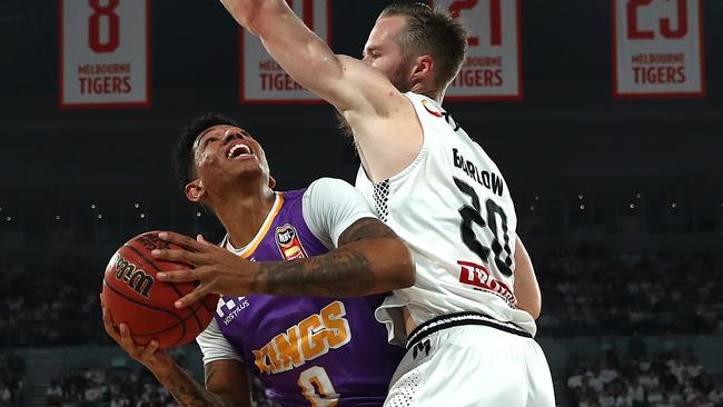 Didi Louzada drives to the basket under pressure from David Barlow. Photo: Kelly Defina/Getty Images