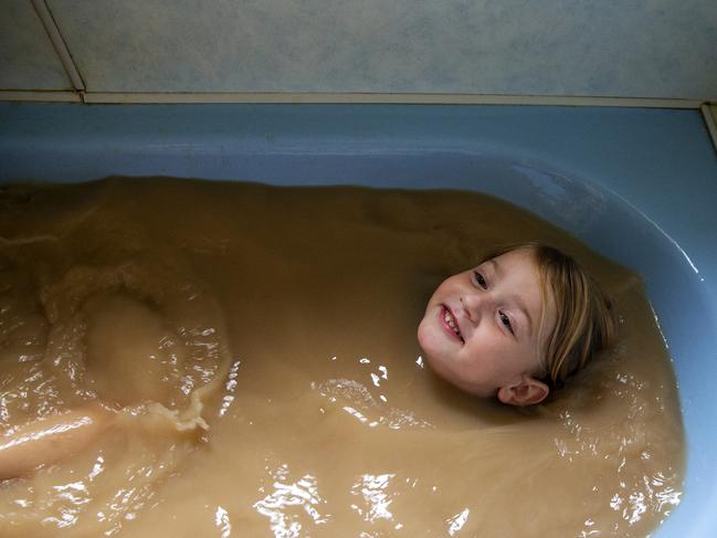 Talita Cohen, 5, in a bath filled with tap water from the Darling River early last year. Picture: Jenny Evans