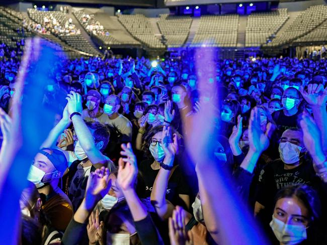 TOPSHOT - People cheer during a concert of French DJ Etienne de Crecy and pop band Indochine, aimed at scientifically testing the safety level toward the Covid-19 infection and the possibilities of reopening live events amidst the pandemic, at the AccorHotels Arena in Paris on May 29, 2021. (Photo by STEPHANE DE SAKUTIN / AFP)