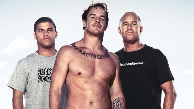 Koby Abberton (centre) in 2007 with Bra Boys surf gang member Macario De Souza (left) and brother Sunny (right).