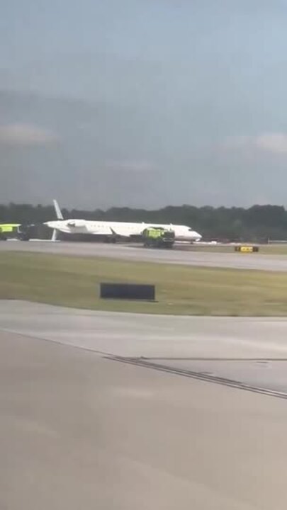 Two Delta planes collide on taxiway in the US