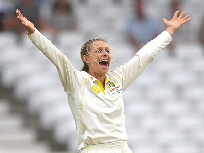 NOTTINGHAM, ENGLAND - JUNE 25: Australia bowler Ashleigh Gardner appeals with success for the wicket of Heather Knight during day four of the LV= Insurance Women's Ashes Test match between England and Australia at Trent Bridge on June 25, 2023 in Nottingham, England. (Photo by Stu Forster/Getty Images)