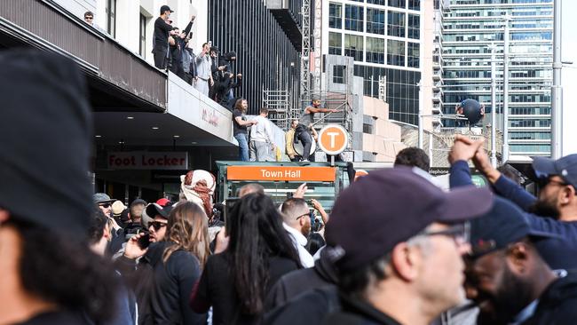 Numptys from Sydney protesting in the CBD, despite the city dealing with hundreds of cases. Picture: NCA NewsWire/Flavio Brancaleone