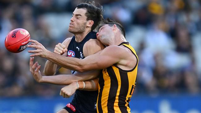 MELBOURNE, AUSTRALIA - MAY 22: Lachie Plowman of the Blues and Jaeger O'Meara of the Hawks collide going for a mark during the round 10 AFL match between the Carlton Blues and the Hawthorn Hawks at Melbourne Cricket Ground on May 22, 2021 in Melbourne, Australia. (Photo by Quinn Rooney/Getty Images)